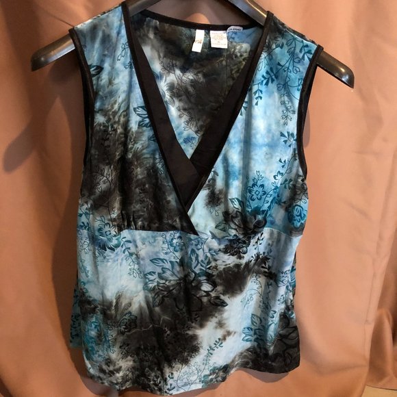 V-neck sleeveless blouse with texture (XL) - Picture 1 of 4